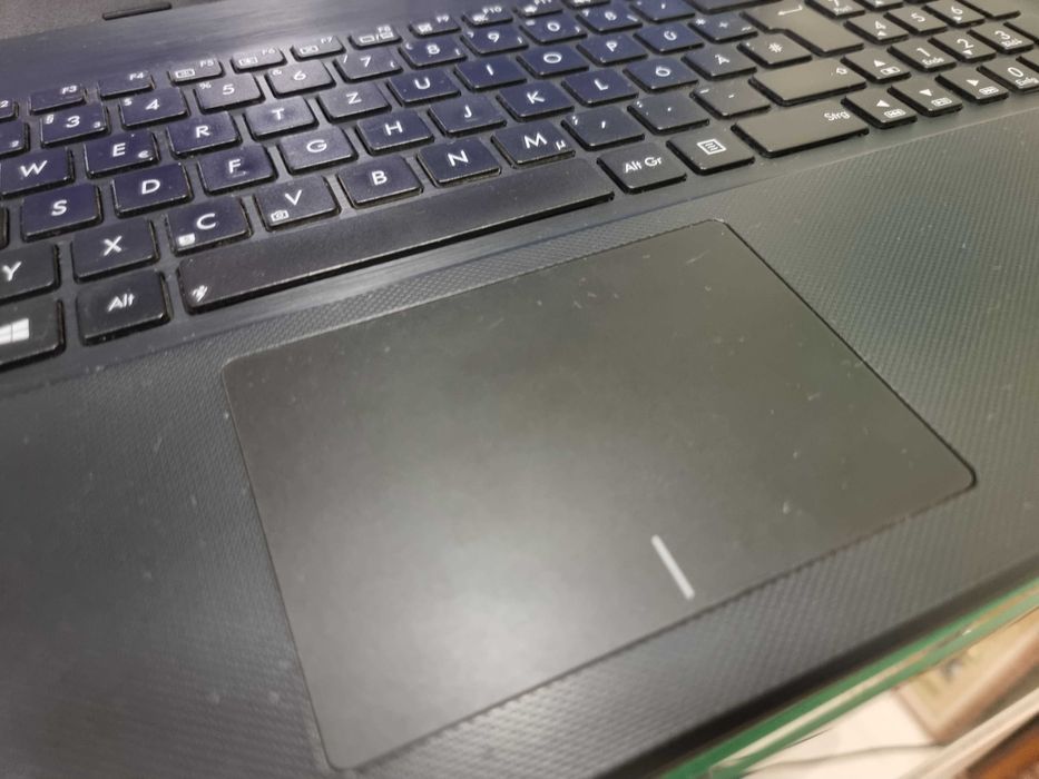 Лаптоп Asus подходящ за филми