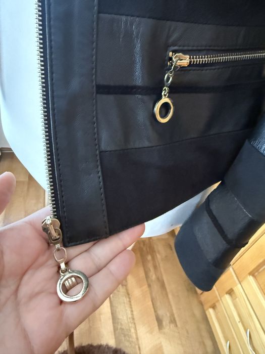 Geaca dama , cambrata din piele fina neagra combinata  cu piele intoarsa , Geronimo- Montello, Italia. Marime XXL potrivita nr 42