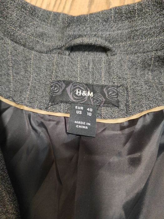Сако- блейзър на H&M, сив цвят със светлосиви есета.