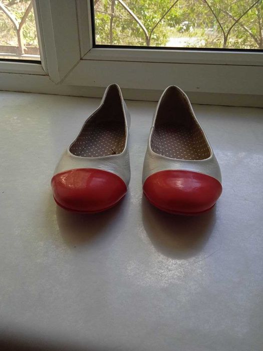 Летние туфли бело-красные новые