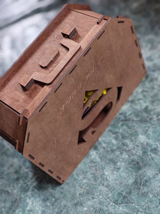 Продам чемодан с подарком.