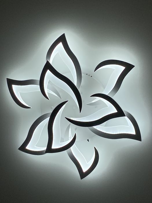 Продам люстры новые светодиод