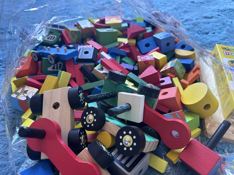 2 kg de piese din lemn jucarii de construit pt copii si un domino sigilat de 100 piese
