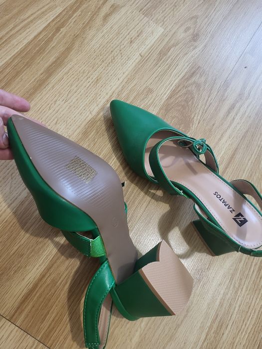 Vând pantofi noi cu baretă