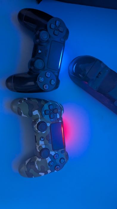 2 Playstation4 джойстици със станция за зареждане