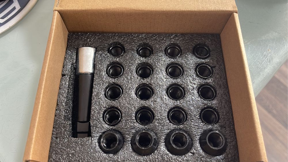 Set 4 antifurt piulite negre +16 piulite negre filet 12x1.5/12x1.25