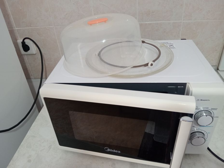 Микроволновые печь Midea MM720CPO-S