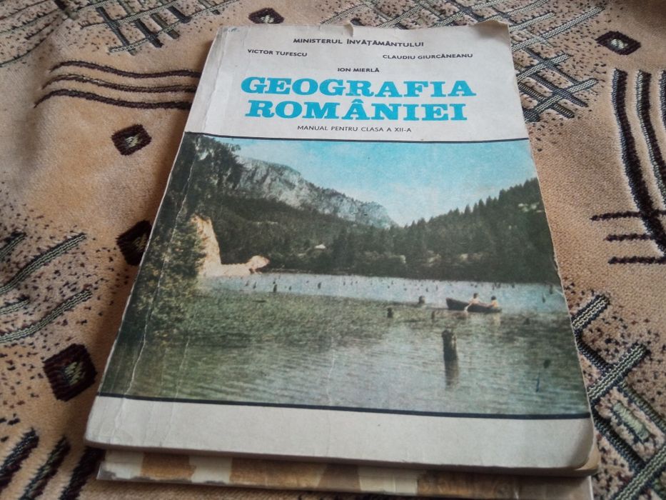 Vând Manual vechi de Geografie din 1994. Raritate