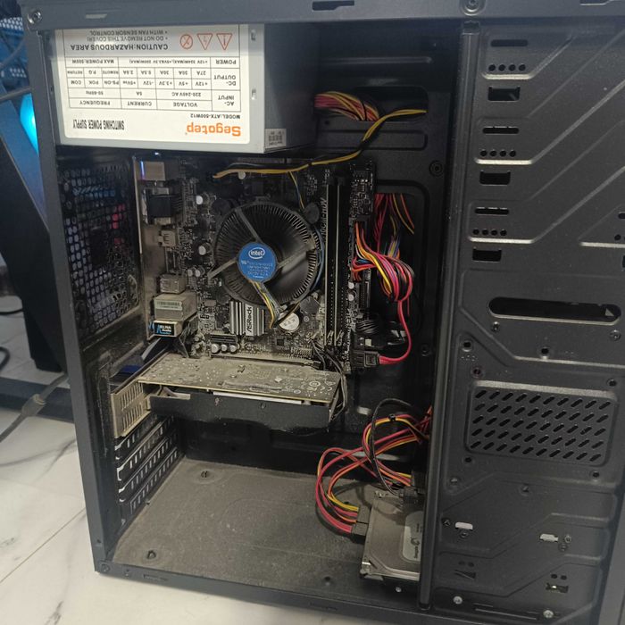 Продава се геймърски компютър на части  + 22" Full HD монитор Samsung