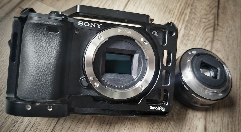 Sony A6400 + obiectiv 16–50 mm 1500 cadre