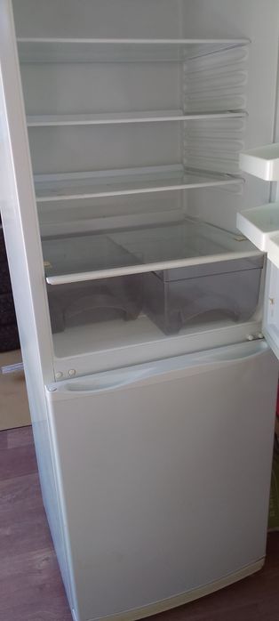 Продам холодильник на запчасти.