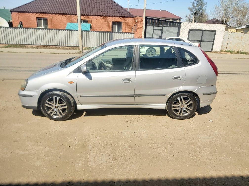 Nissan Almera Tino 2002Рі