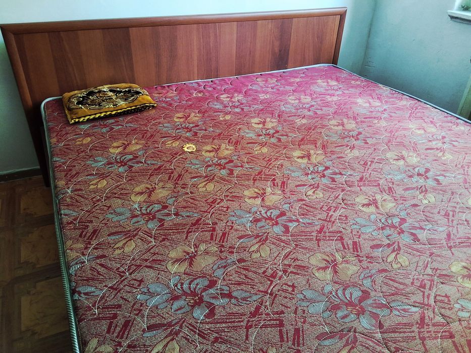 Двуспальная кровать   Б/у  Возможен торг.
