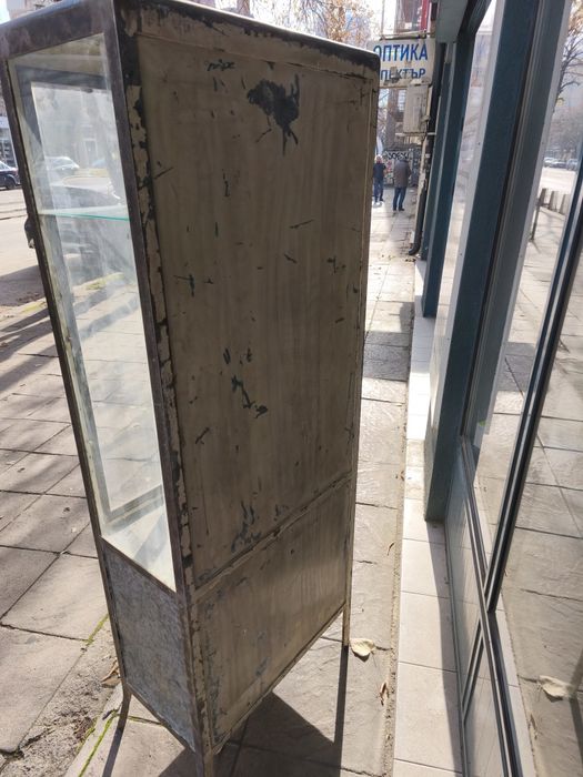 Метална аптекарска витрина от царско време