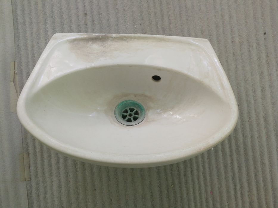 Порцеланова мивка, пластмасово тоалетно казанче