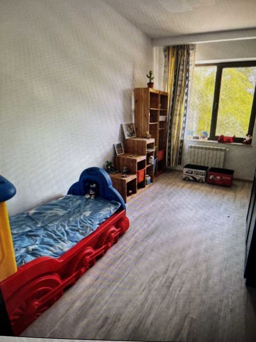 Etajere din lemn camera copil