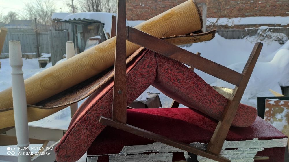 Шкафы, комод старые и три кресла..