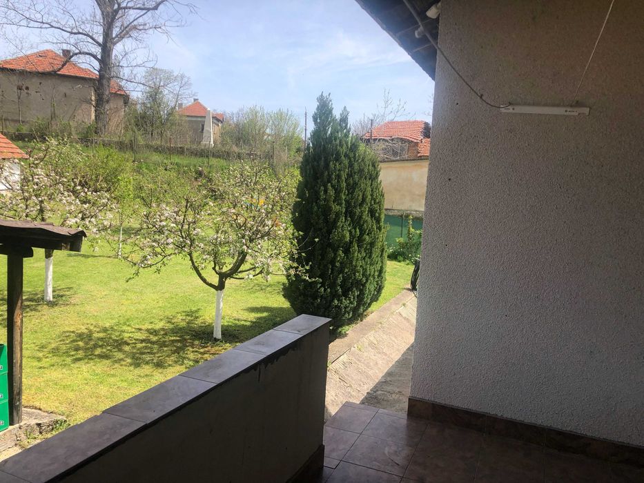 Продавам двуетажна къща