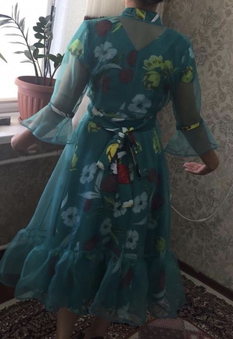 Срочно продам платье с накидкой