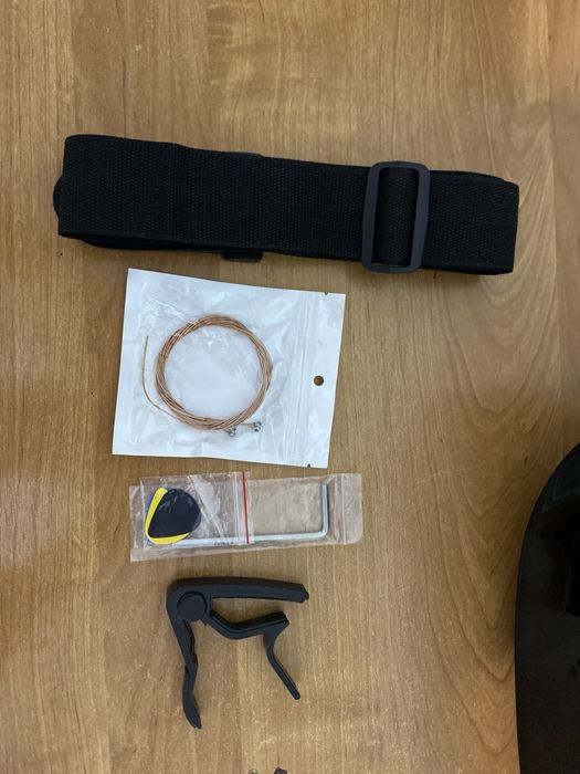 Черная красивая гитара