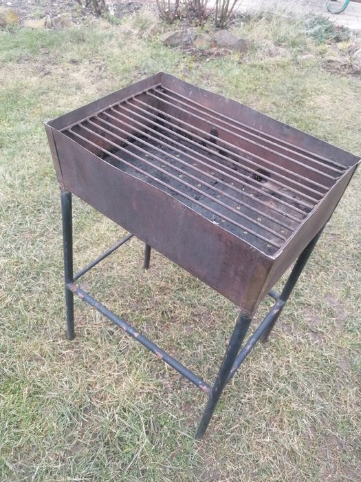 Grătar de inox, picioare de fier, 45x31 cm. 
Are lipsa o bara din gril
