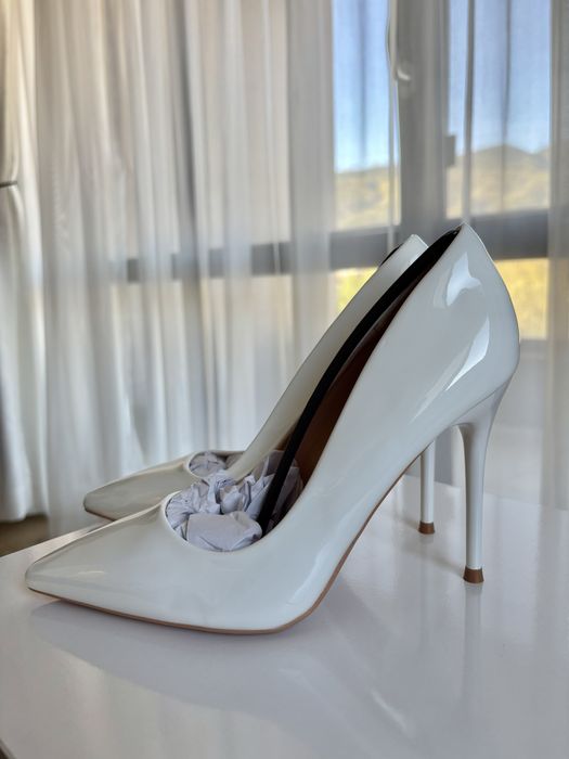 Нови бели обувки на ток - 36 номер