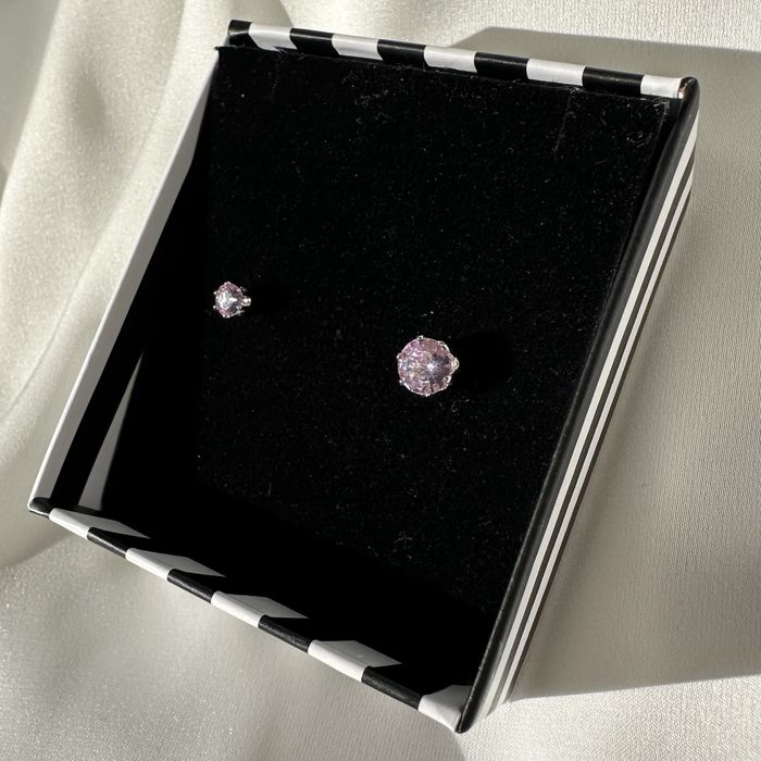 Cercei rotunzi roz pentru gaura