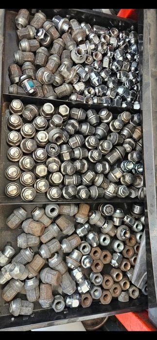 Piulite , prezoane  ford volvo Peugeot  kia mazda Hyundai  toyota  vw