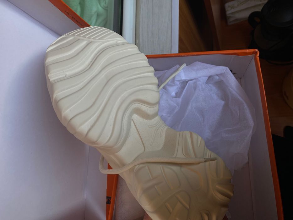 Белые кроссовки . Новые.