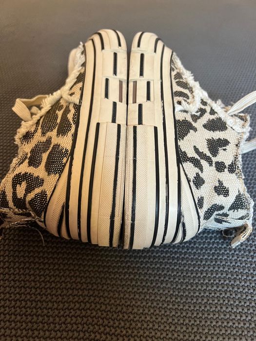 Teneși Pregunta la super preț!