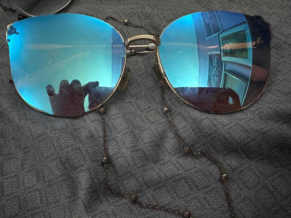 много видове очила, повечето маркови с цени от 8 до 22 лв