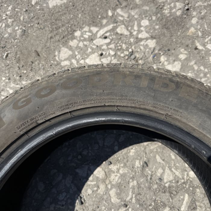 2 броя зимни гуми Goodride 215/55 R17 Dot 4623 ном 729