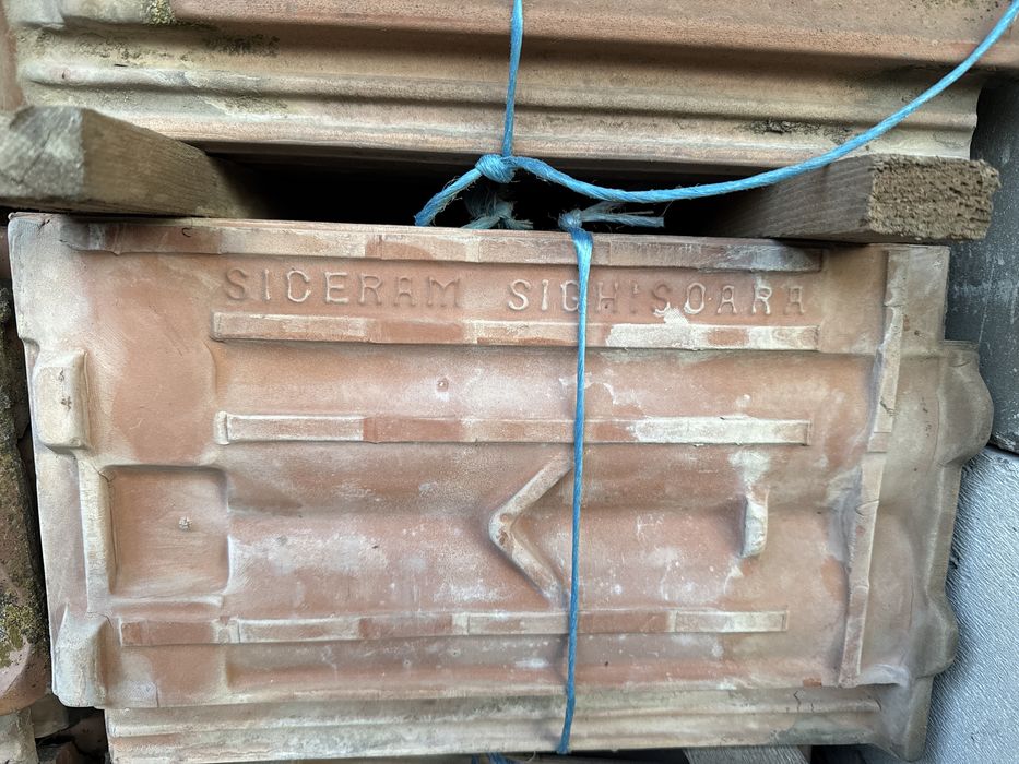 Vand tigla si coame 0,60 bani bucata tigla , 0,80 bani coama