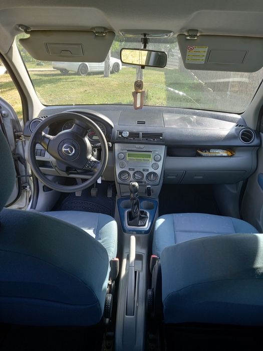 Vând Mazda 2  an 2004