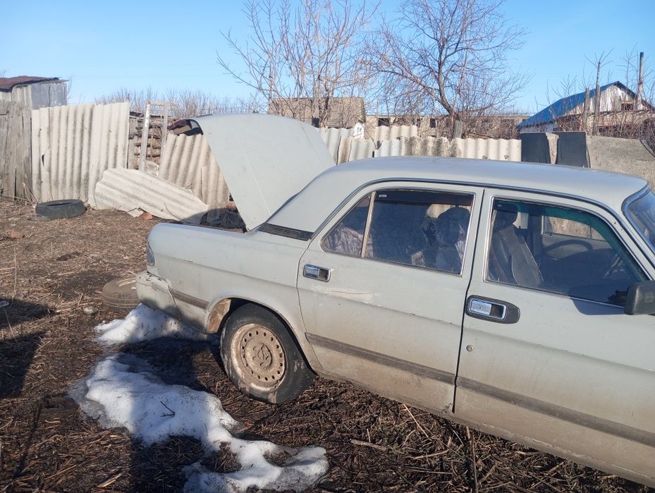 Газ 3110 в разборе, серая и белая