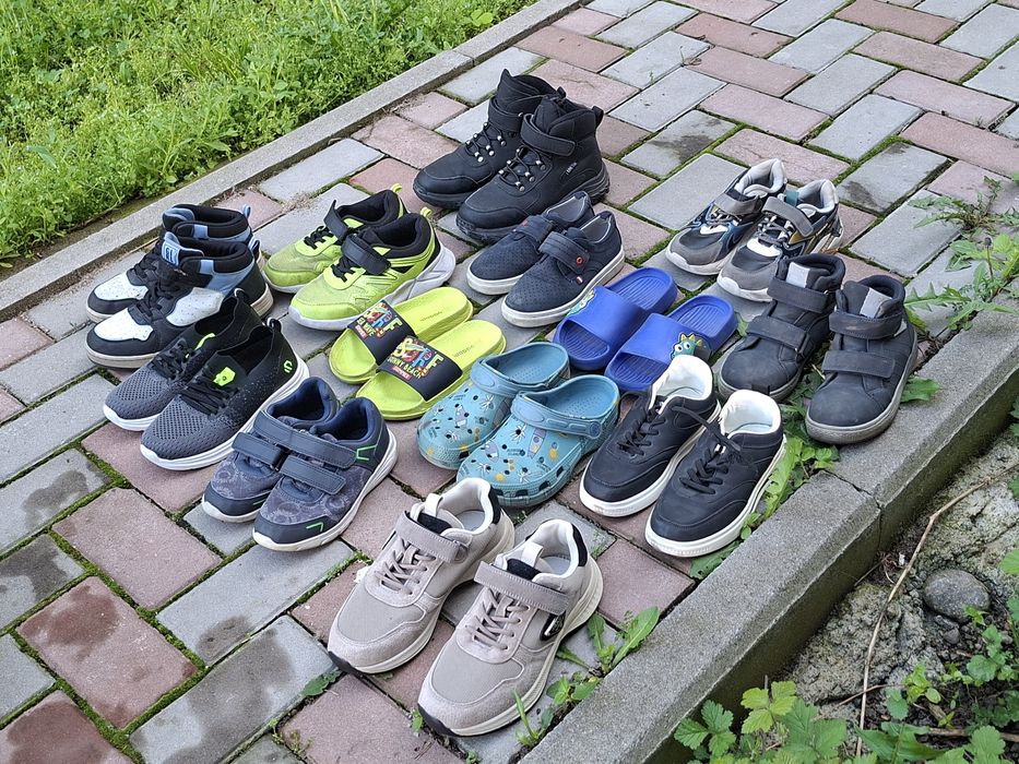 Продам детскую обувь: кроссовки, ботинки, сандалии (разные размеры)