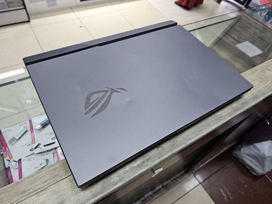 Asus ROGt0 G713 Ryzen 7 + RTX3050ti