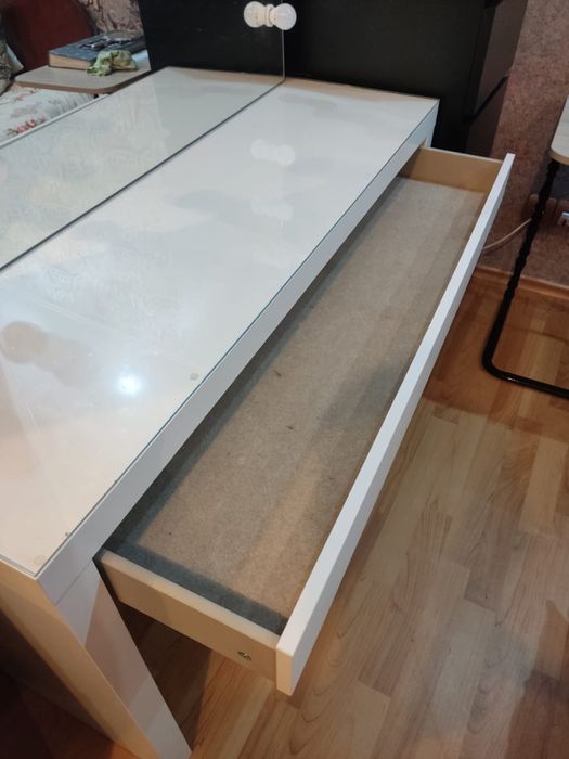 Туалетный столик Ikea Мальм с гримерным зеркалом