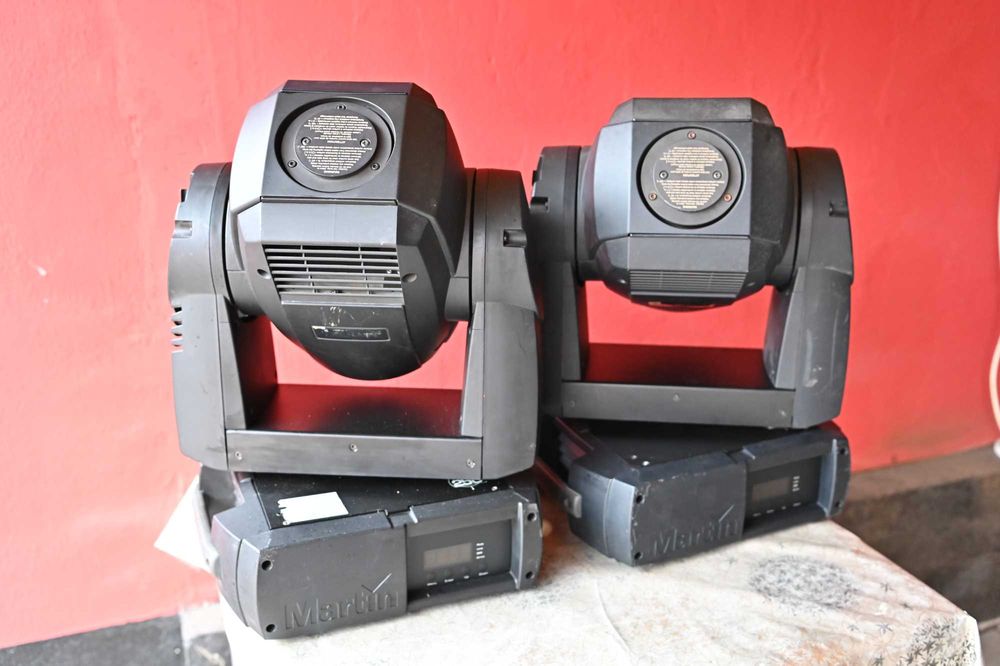 Vand 4 proiectoare profesionale MARTIN MAC 250 ENTOUR.