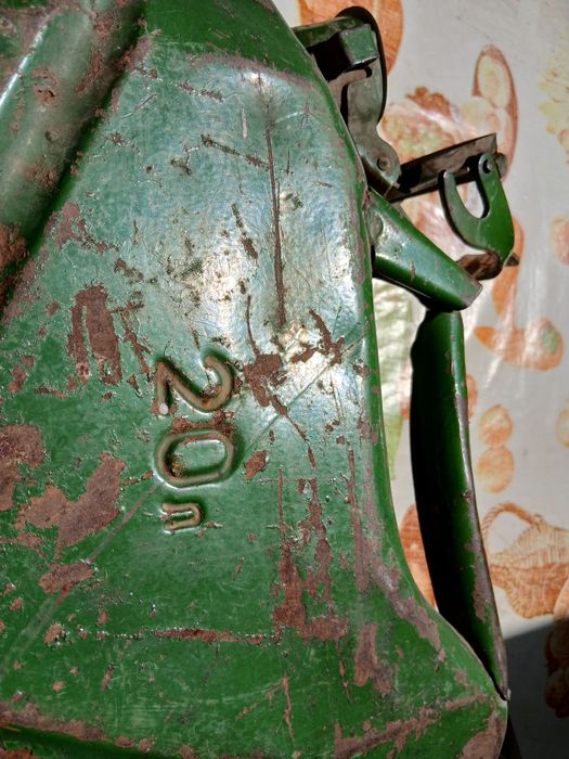 Канистра для бензина железная.