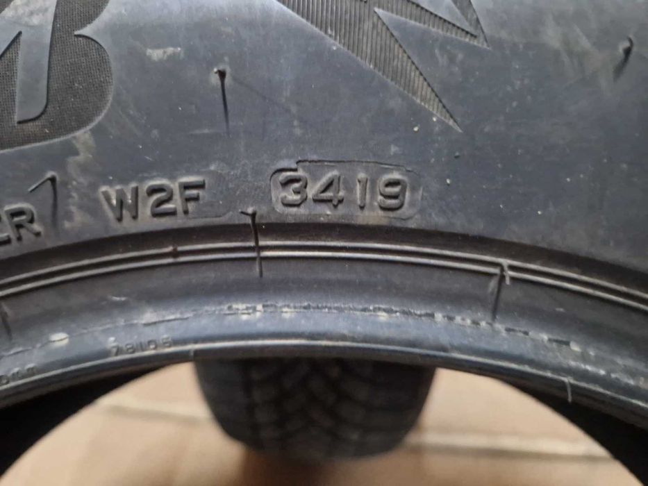 2 Bridgestone R17 215/60
зимни гуми
DOT3419