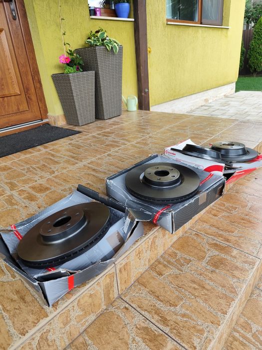 Vand set 4 discuri frana noi Ford Mondeo Cmax Smax noi BREMBO