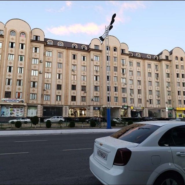 Гулистон шахрида новостройка 2 хонали квартира сотилади