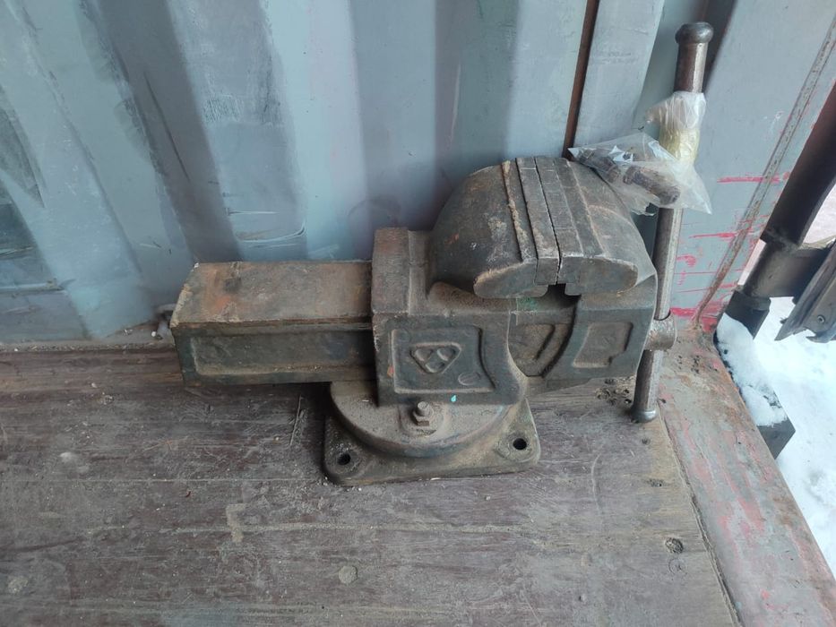 Продам тиски большие