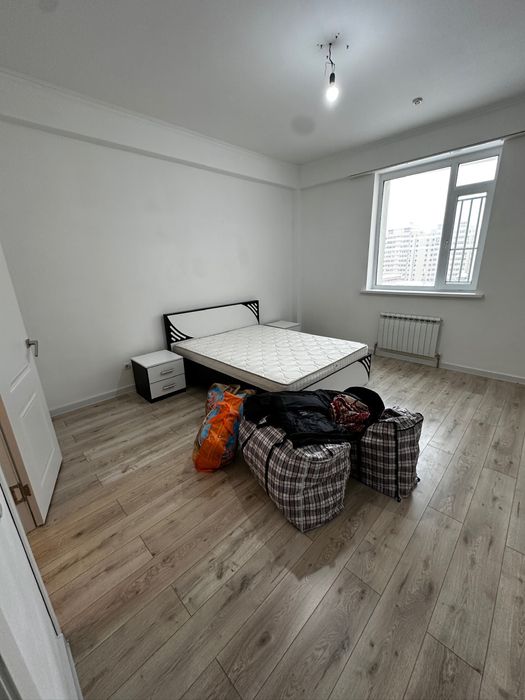 Продается кровать с матрасом и тумбы