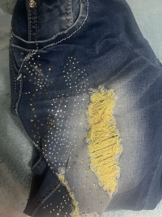 Blugi din Denim S cu strasuri si aspect rupt,pentru o inaltime 1,60 m