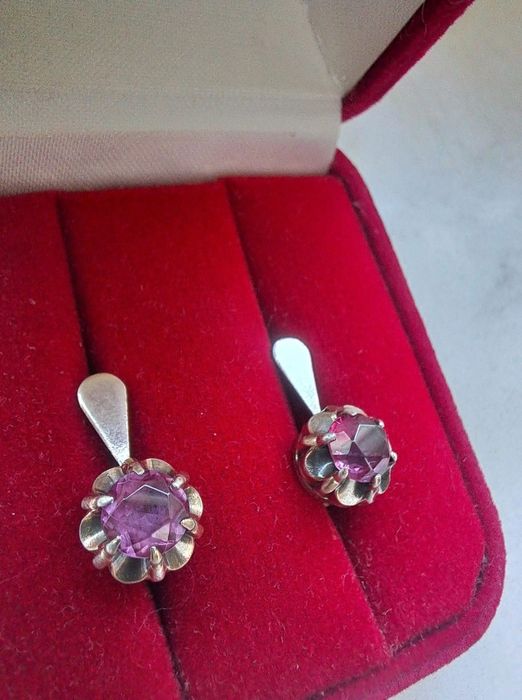 Позлатени сребърни обеци със синтетичен корунд.

Про