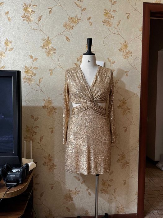 Продам платья и костюм