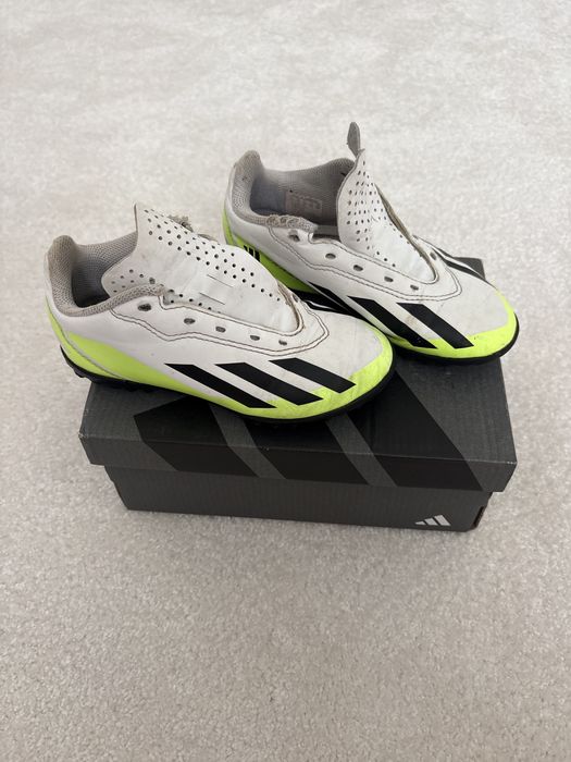 Детски футболни обувки Adidas – бяло, черно и неоновозелено