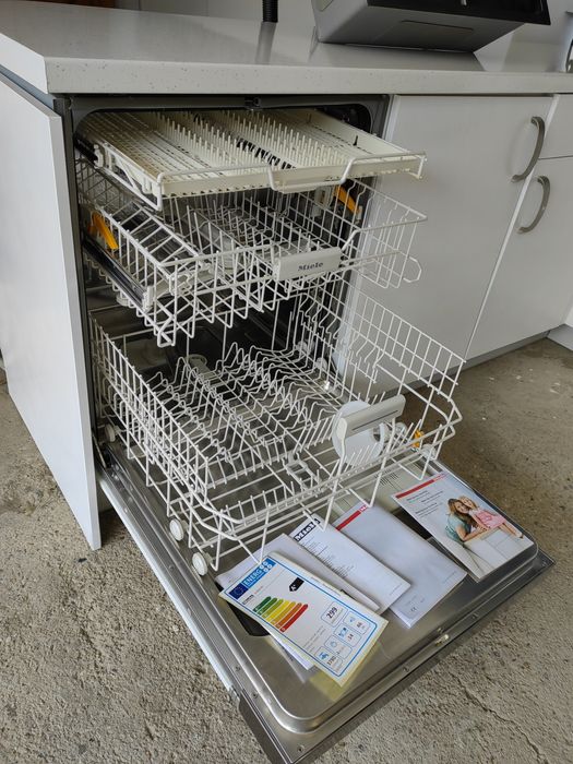 Mobilă Bucătărie albă complet echipată